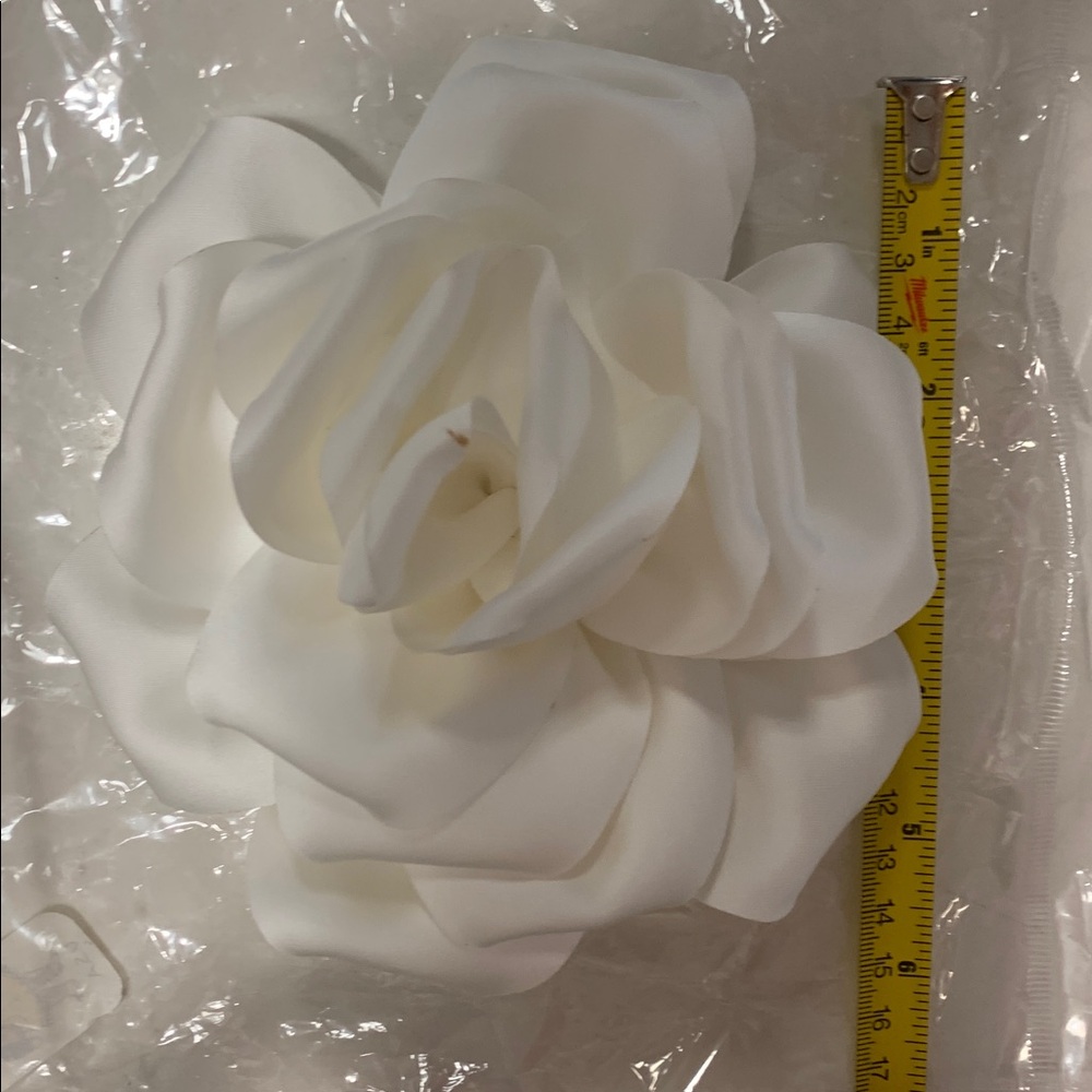 Elegant White Floral Brooch OR hair clip. - Picture 4 of 5